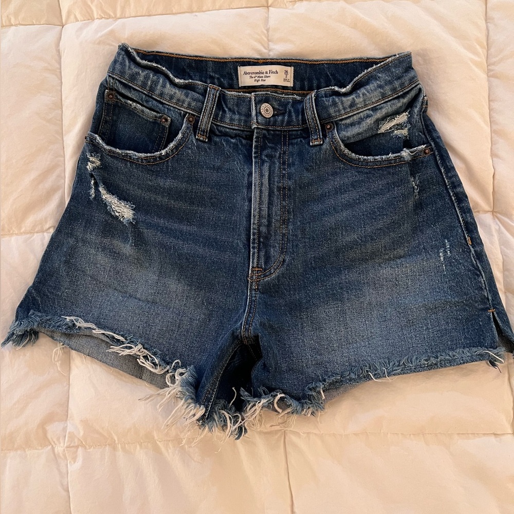 Abercrombie & Fitch The 4” Mom Shorts Distressed Curve Love Size 2/26